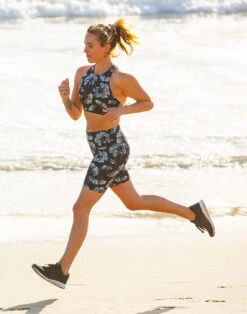 Lucie Compression Short: Black Ginkgo